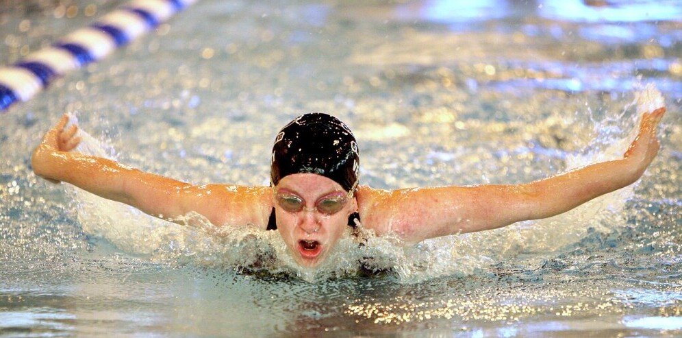 Underwater-Swimming-Art-Techniques-and-Tips-Woman-Swimming